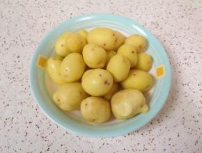 小土豆去皮洗干净。
