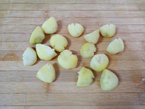 取出晾一下，用刀压扁。