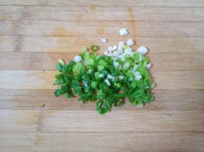 小葱切碎备用。