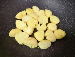 炒锅内倒适量的食用油烧热，放入小土豆。