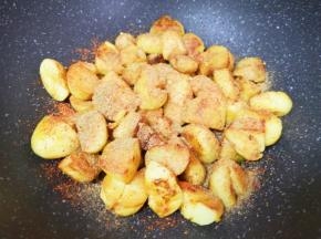 放盐、辣椒粉和孜然粉翻炒均匀。