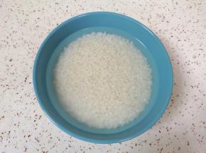 糯米淘好提前浸泡2小时以上，让每一粒米都喝饱水。 