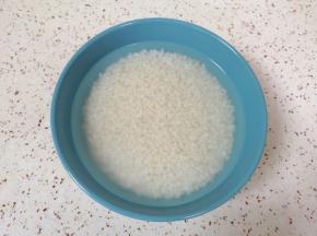糯米淘好提前浸泡2小时以上，让每一粒米都喝饱水。 
