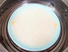 泡好的糯米加和糯米一样高的水上锅蒸半个小时晾凉备用。 