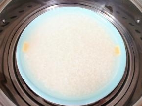 泡好的糯米加和糯米一样高的水上锅蒸半个小时晾凉备用。 