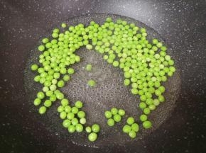 豌豆焯水，捞出过凉水，控干水分备用。