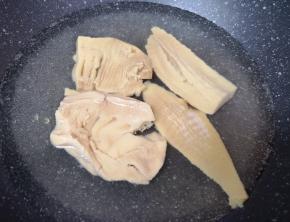 泡好的笋干焯水，捞出过凉水并挤干水分。