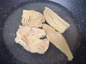 泡好的笋干焯水，捞出过凉水并挤干水分。