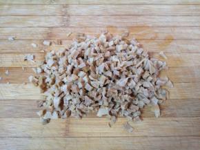 切成小丁备用。