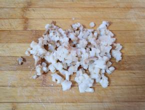 腊肉切成小丁。