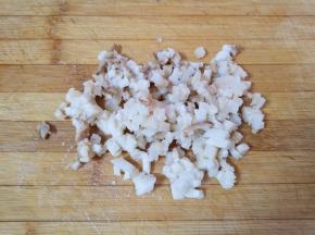 腊肉切成小丁。