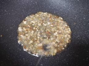 炒锅烧热（切记不放油）下入腊肉翻炒至透明状。