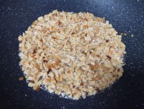 下入笋干炒出香味。
