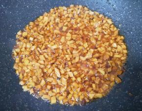 加入酱油翻炒均匀。