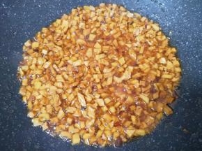 加入酱油翻炒均匀。