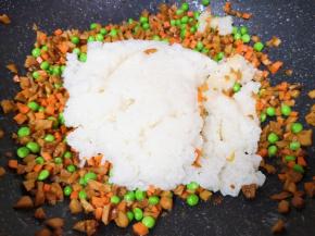 加入蒸好的糯米翻炒均匀。