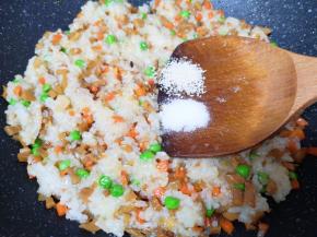 放盐和鸡精调味。