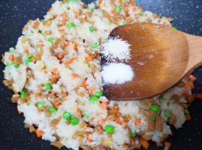 放盐和鸡精调味。
