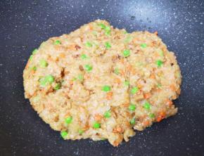 最后放老抽调个色，烧麦馅完成。