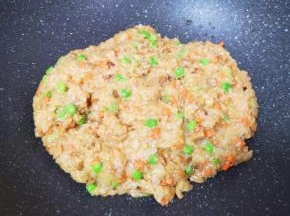 最后放老抽调个色，烧麦馅完成。