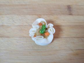 为了让包好的烧麦看起来更漂亮，稍微给烧麦整一下形。 