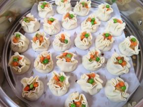 蒸锅内放水，铺上油纸，放上做好的烧麦，凉水上锅，上汽后蒸20分钟关火，焖2-3分钟出锅。 