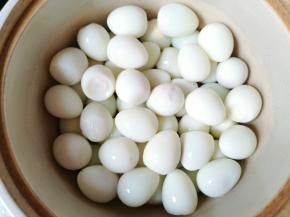 鹌鹑蛋煮熟剥皮，放入砂锅。