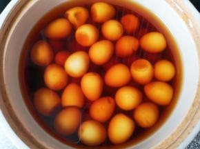 加入纯净水没过鹌鹑蛋，放蚝油、生抽、老抽和盐调味，大火烧开以后转小火煮15分钟，关火以后浸泡2个小时左右。