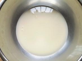 温水中加入糖和发酵粉混合均匀。