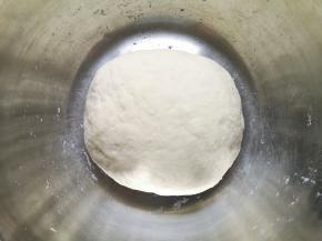 加入中筋面粉，先用筷子搅拌成絮状，再揉成面团，盖上保鲜膜发酵至两倍大。