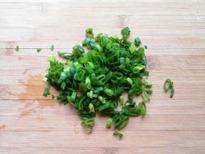 小葱葱叶部分切成葱花备用。