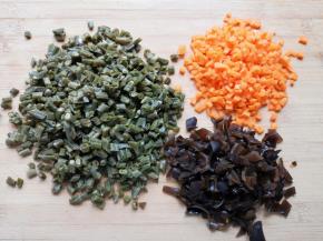 泡好的干豆角、木耳和胡萝卜分别切碎备用。