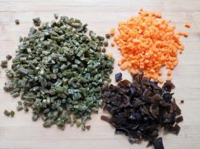 泡好的干豆角、木耳和胡萝卜分别切碎备用。