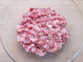 准备好肉馅，分次加入葱姜水搅打，直至葱姜水完全被肉馅吸收。