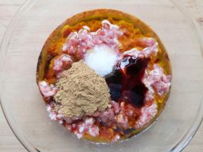 放蚝油、生抽、盐、十三香和香料油搅拌均匀。