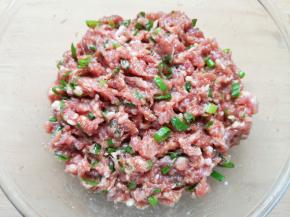 加入葱花搅拌均匀。