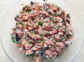 加入干豆角、木耳和胡萝卜搅拌均匀，包子馅完成。