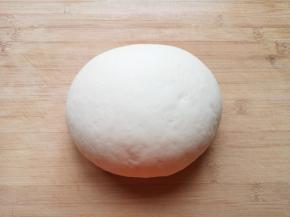 发酵好的面团揉光排气。