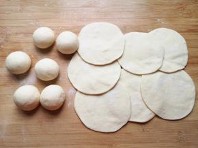 分成小剂子揉光滚圆，擀成中间稍厚边缘薄的包子皮。