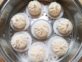 垫上油纸凉水上锅，二次饧发15分钟，上汽后大火蒸15分钟关火，焖5分钟左右出锅。