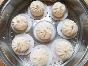 垫上油纸凉水上锅，二次饧发15分钟，上汽后大火蒸15分钟关火，焖5分钟左右出锅。