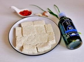 准备食材，臭豆腐切好摆盘。