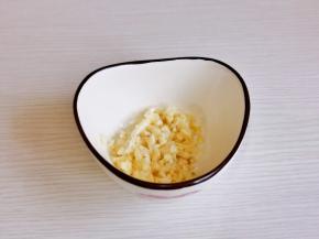 大蒜去皮切碎放入小碗中。