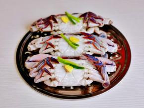 每只蟹肚子上放葱姜。