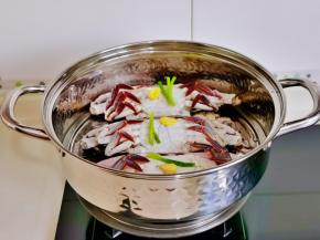 蒸锅中加水，放上蒸格。