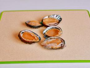 小鲍鱼刷干净，淋上料酒腌制5分钟。