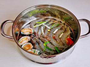 虾与小鲍鱼放入蒸屉中，撒上葱姜。