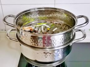 放上第二层蒸屉。