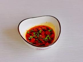 蘸汁：辣椒粉，蒜末，葱花，海鲜捞汁混合搅拌均匀。