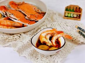 吃的时候蘸上酱汁，美味极了。